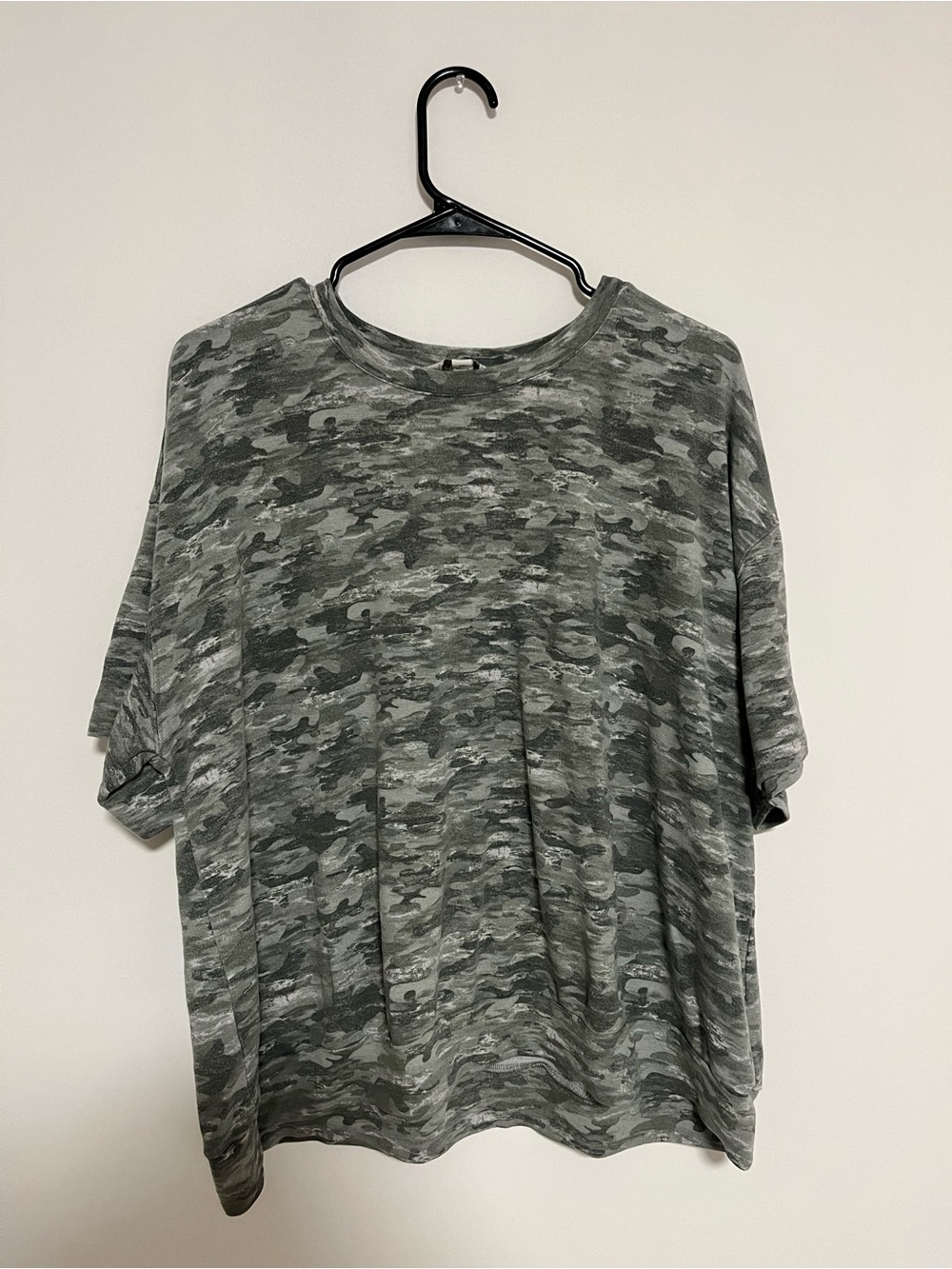Jules & Leopold Green Camo Short Sleeve Crewneck